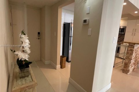 Condo in Sunny Isles Beach, Florida, 2 bedrooms  № 1825513 - photo 14