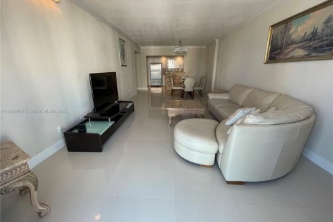 Condo in Sunny Isles Beach, Florida, 2 bedrooms  № 1825513 - photo 9