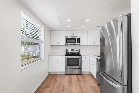 Appartement à louer à Gulfport, Floride: 2 chambres, 87.7 m2 № 2101967 - photo 6