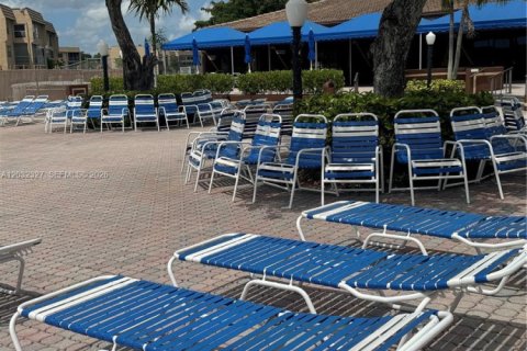 Condo in Sunrise, Florida, 2 bedrooms  № 2078450 - photo 27