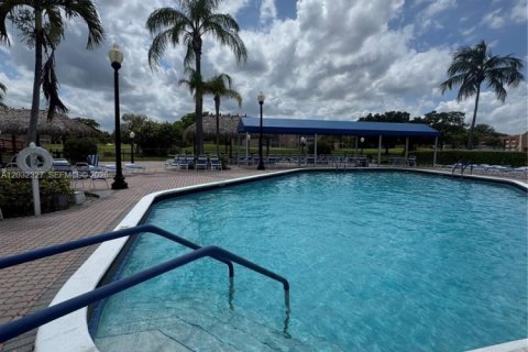 Condo in Sunrise, Florida, 2 bedrooms  № 2078450 - photo 16