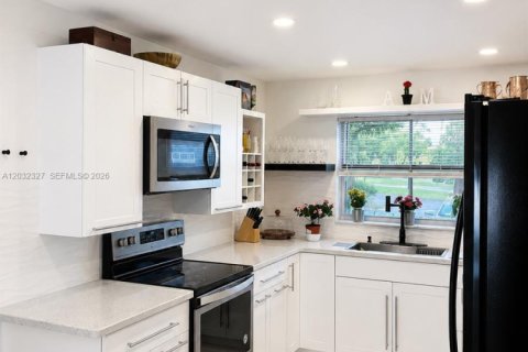 Condo in Sunrise, Florida, 2 bedrooms  № 2078450 - photo 2