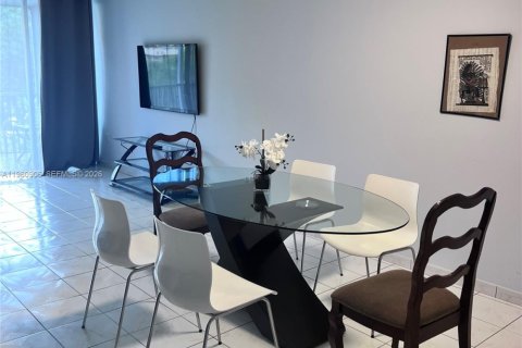 Condo in Miami, Florida, 2 bedrooms  № 2045085 - photo 2