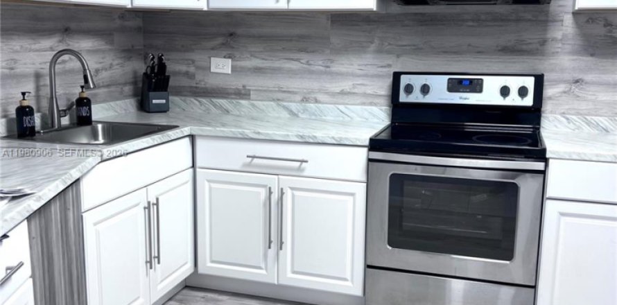 Condo in Miami, Florida, 2 bedrooms  № 2045085