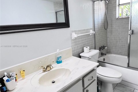 Condo in Miami, Florida, 2 bedrooms  № 2045085 - photo 12