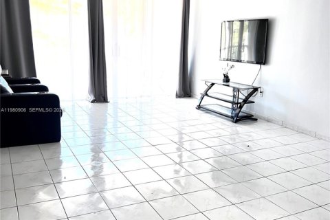 Condo in Miami, Florida, 2 bedrooms  № 2045085 - photo 5