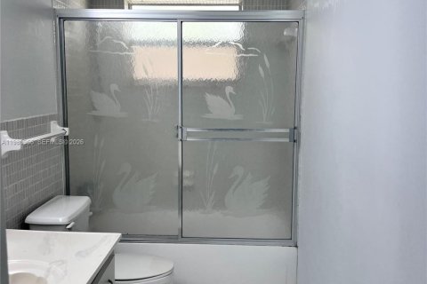 Condo in Miami, Florida, 2 bedrooms  № 2045085 - photo 11