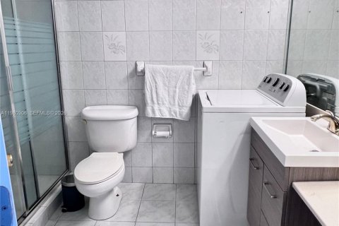 Condo in Miami, Florida, 2 bedrooms  № 2045085 - photo 10