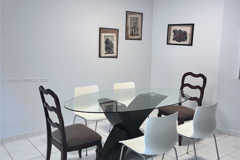 Condo in Miami, Florida, 2 bedrooms  № 2045085 - photo 3