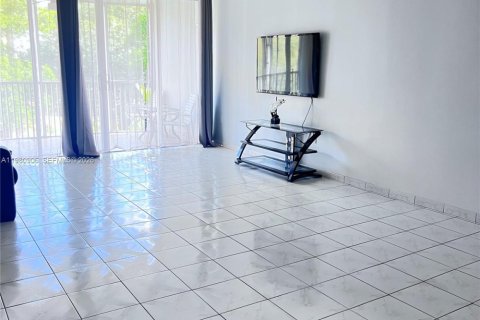 Condo in Miami, Florida, 2 bedrooms  № 2045085 - photo 4