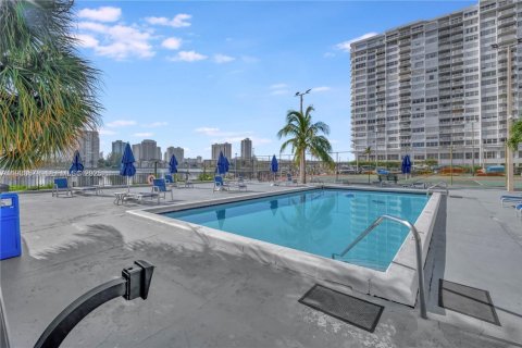 Condominio en alquiler en Aventura, Florida, 1 dormitorio, 82.4 m2 № 1989295 - foto 23
