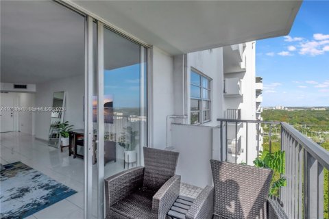Condominio en alquiler en Aventura, Florida, 1 dormitorio, 82.4 m2 № 1989295 - foto 14