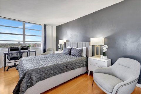 Condominio en alquiler en Aventura, Florida, 1 dormitorio, 82.4 m2 № 1989295 - foto 18