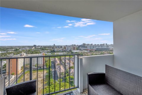 Condominio en alquiler en Aventura, Florida, 1 dormitorio, 82.4 m2 № 1989295 - foto 12