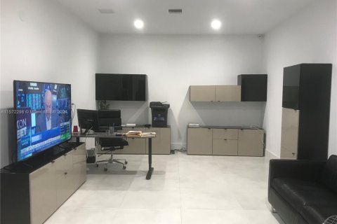 Propiedad comercial en alquiler en Doral, Florida № 1128895 - foto 1