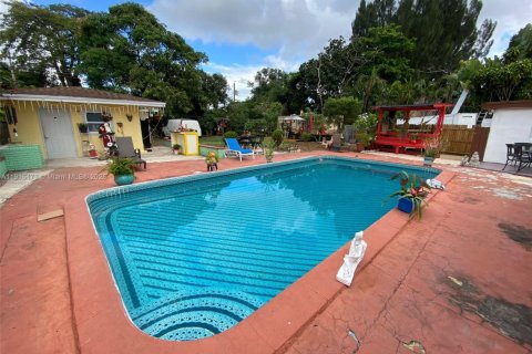 Снять в аренду виллу или дом в Форт-Лодердейл, Флорида 1 спальня, 173.08м2, № 1971613 - фото 10