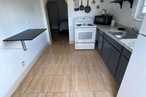 Снять в аренду виллу или дом в Форт-Лодердейл, Флорида 1 спальня, 173.08м2, № 1971613 - фото 6