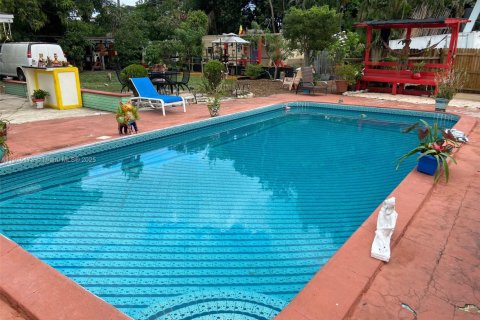 Снять в аренду виллу или дом в Форт-Лодердейл, Флорида 1 спальня, 173.08м2, № 1971613 - фото 1