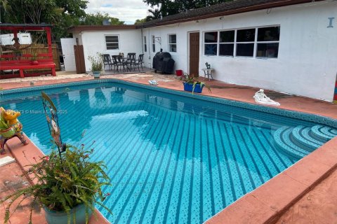 Снять в аренду виллу или дом в Форт-Лодердейл, Флорида 1 спальня, 173.08м2, № 1971613 - фото 3