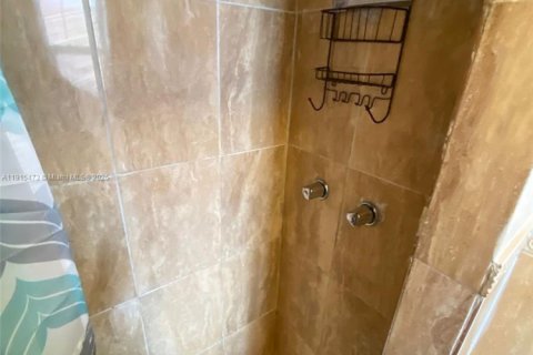 Снять в аренду виллу или дом в Форт-Лодердейл, Флорида 1 спальня, 173.08м2, № 1971613 - фото 17