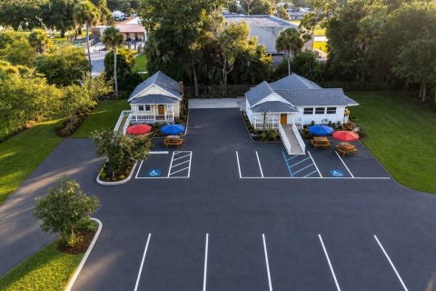 Commercial property in New Smyrna Beach, Florida 168.52 sq.m. № 2221130 - photo 5