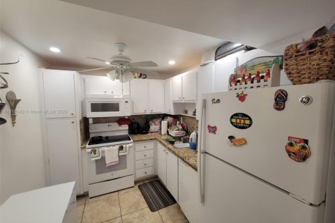 Купить кондоминиум в Пемброк-Пайнс, Флорида 2 спальни, 99.41м2, № 2013069 - фото 2