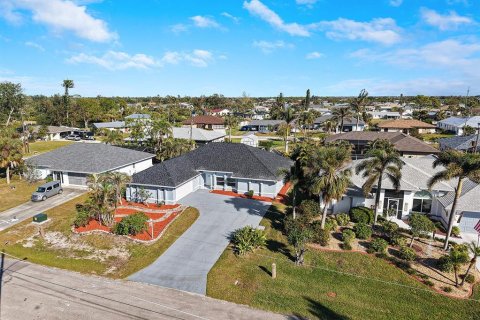 House in Port Charlotte, Florida 3 bedrooms, 185.53 sq.m. № 1900347 - photo 4