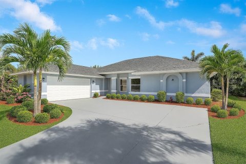House in Port Charlotte, Florida 3 bedrooms, 185.53 sq.m. № 1900347 - photo 1