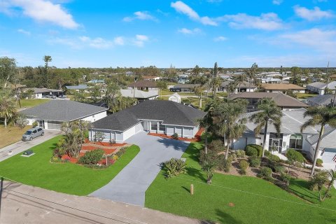 House in Port Charlotte, Florida 3 bedrooms, 185.53 sq.m. № 1900347 - photo 3