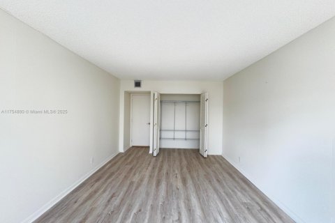 Condo in Hollywood, Florida, 2 bedrooms  № 1863583 - photo 10