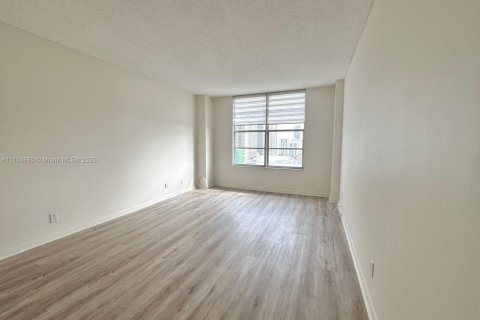 Condo in Hollywood, Florida, 2 bedrooms  № 1863583 - photo 9