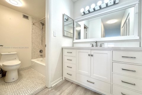Condo in Hollywood, Florida, 2 bedrooms  № 1863583 - photo 16