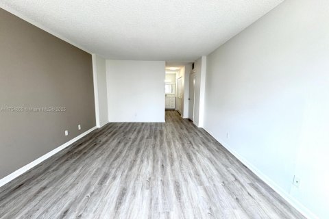 Condo in Hollywood, Florida, 2 bedrooms  № 1863583 - photo 14