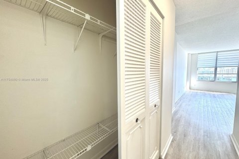 Condo in Hollywood, Florida, 2 bedrooms  № 1863583 - photo 17
