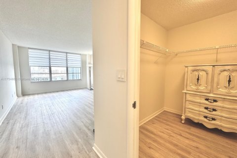 Condo in Hollywood, Florida, 2 bedrooms  № 1863583 - photo 15