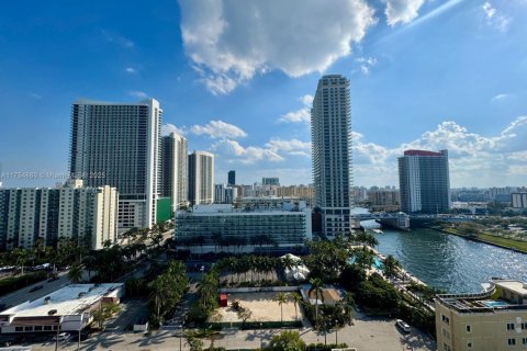 Condo in Hollywood, Florida, 2 bedrooms  № 1863583 - photo 18