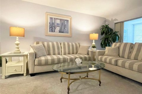 Condo in Saint Petersburg, Florida, 1 bedroom № 2210081 - photo 3