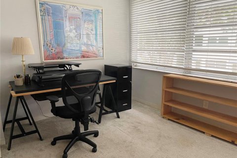 Condo in Saint Petersburg, Florida, 1 bedroom № 2210081 - photo 5