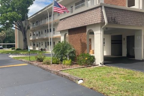 Condo in Saint Petersburg, Florida, 1 bedroom № 2210081 - photo 2