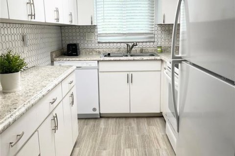 Condo in Saint Petersburg, Florida, 1 bedroom № 2210081 - photo 8