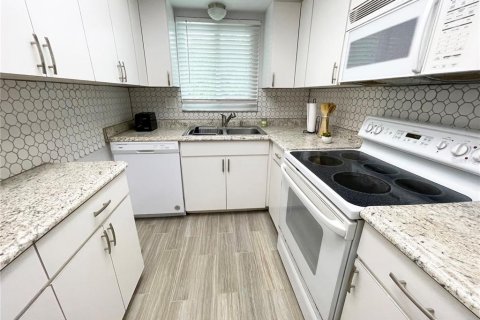 Condo in Saint Petersburg, Florida, 1 bedroom № 2210081 - photo 7