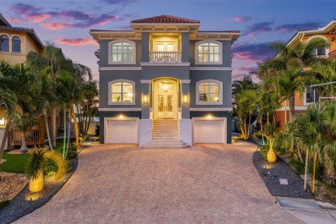 Casa en venta en Redington Beach, Florida, 4 dormitorios, 441.47 m2 № 1745001 - foto 1