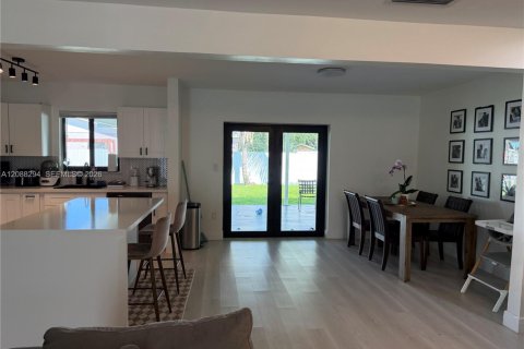 Casa en venta en Palmetto Bay, Florida, 3 dormitorios, 108.14 m2 № 2368350 - foto 6