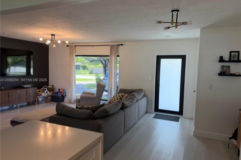 Casa en venta en Palmetto Bay, Florida, 3 dormitorios, 108.14 m2 № 2368350 - foto 2