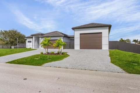 House in Cape Coral, Florida 4 bedrooms № 1780141 - photo 4