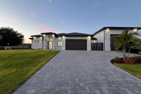 House in Cape Coral, Florida 4 bedrooms № 1780141 - photo 1