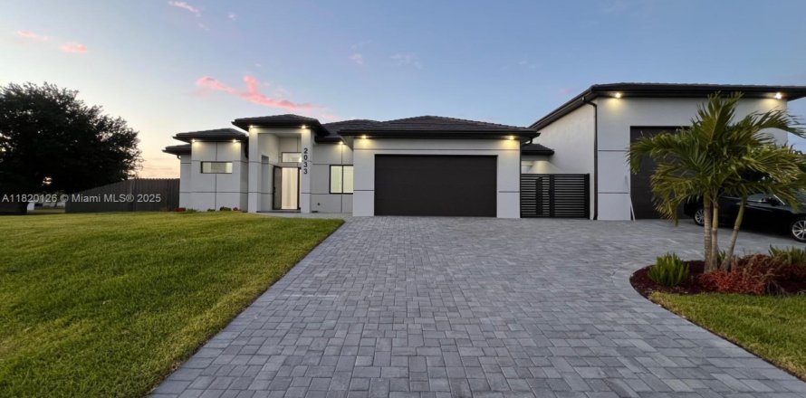 House in Cape Coral, Florida 4 bedrooms № 1780141