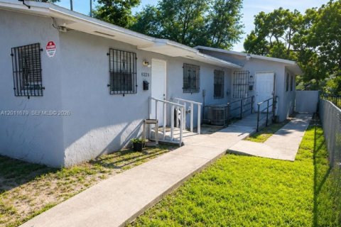 Immobilier commercial à vendre à Miami, Floride: 152.27 m2 № 2077546 - photo 2
