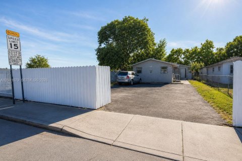 Immobilier commercial à vendre à Miami, Floride: 152.27 m2 № 2077546 - photo 3