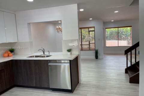 Adosado en venta en Coral Springs, Florida, 3 dormitorios, 140.28 m2 № 2071136 - foto 7